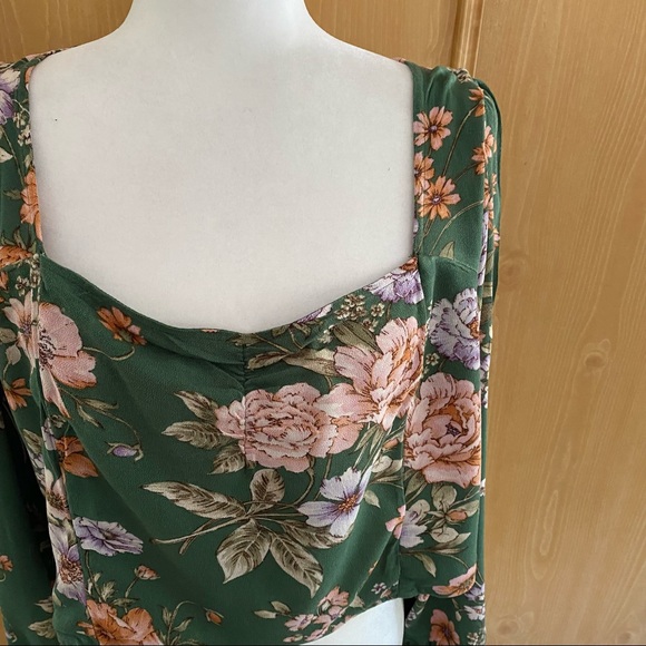 American Eagle • Sweetheart Neck Line Ruched Front smocked low back blouse - Picture 4 of 13